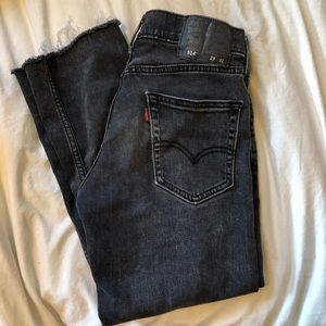 Black cropped Levi’s jeans